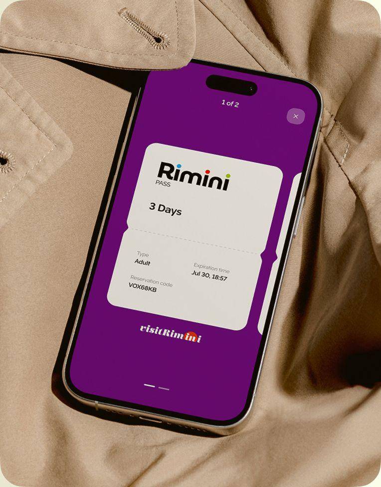 Smartphone showing a 3-day Rimini Pass on a beige jacket